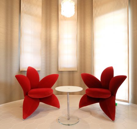 濃い赤色のソファ IDC大塚家具 RED chair 濃い赤色のソファ IDC大塚家具