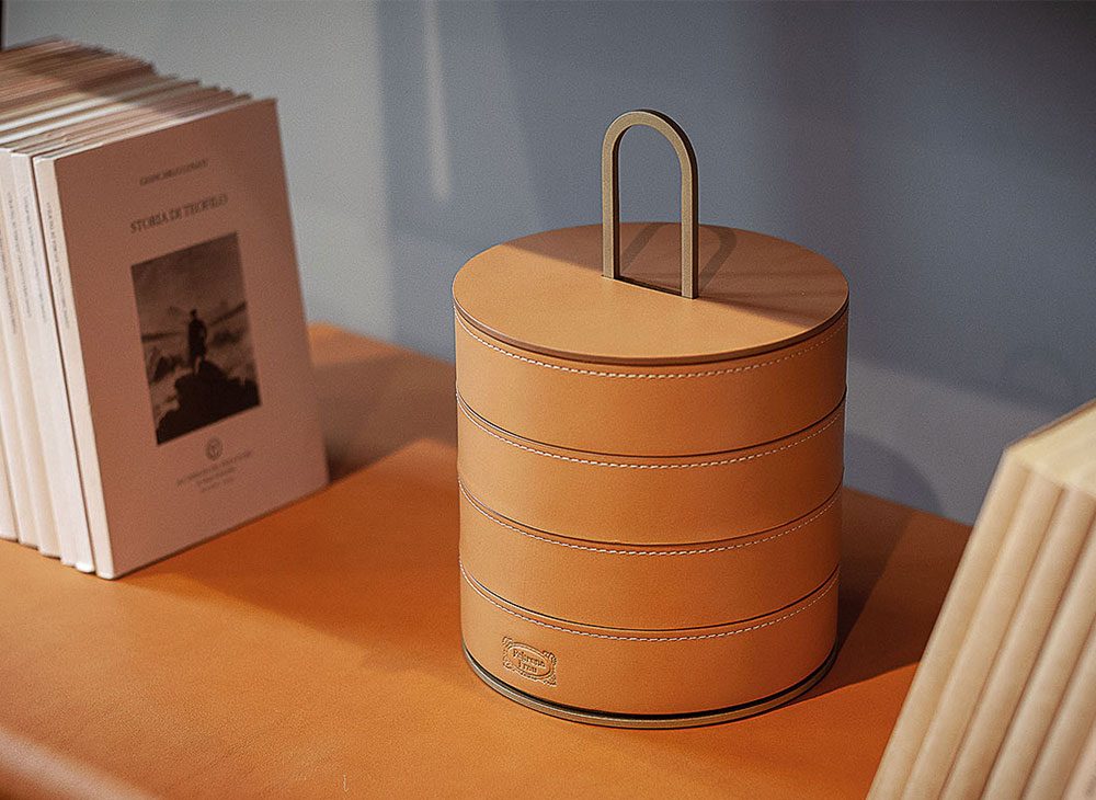 超レア革巻き脚・定価38.5万Poltrona Frau Liz アーム付正規品 超レア革巻き脚・定価38.5万Poltrona Frau Liz アーム付正規品