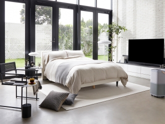 大画面テレビでホームシアターのように楽しむシンプルモダンな寝室