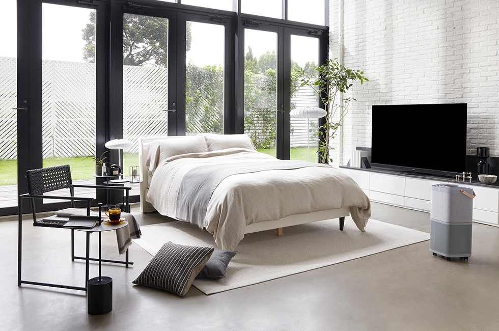 大画面テレビでホームシアターのように楽しむシンプルモダンな寝室