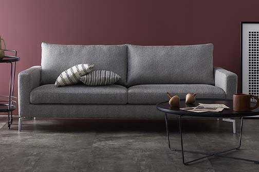 大きなソファは開放感のあるデザインですっきり見せる