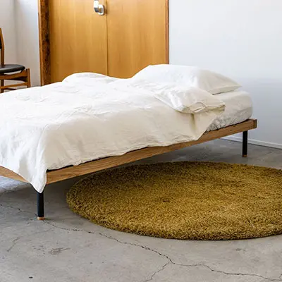 脚付きベッドフレーム