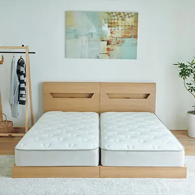 コンパクトサイズのベッドを2台並べる