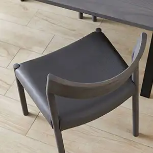 合成皮革のチェア