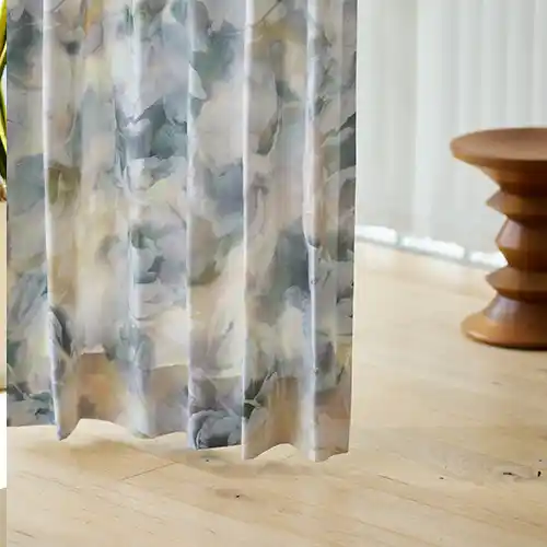 明るい色のカーテン