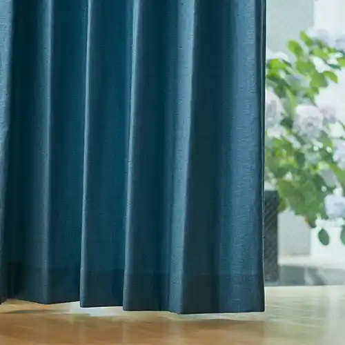 暗い色のカーテン